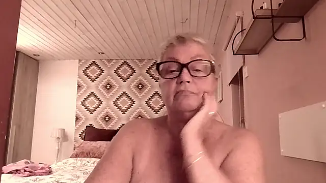 GrannyChrissy68 online show from March 1, 5:48 pm