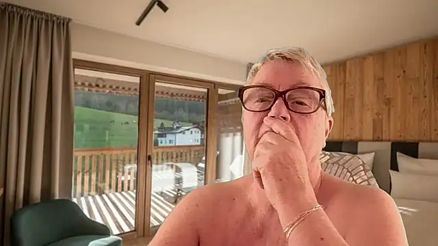 GrannyChrissy68 online show from March 21, 2:20 pm