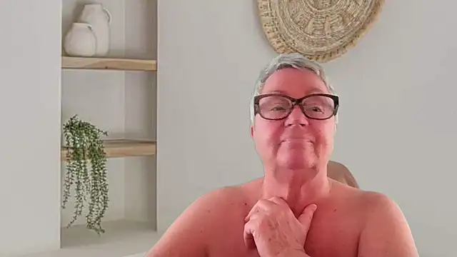 GrannyChrissy68 online show from June 2, 1:46 pm
