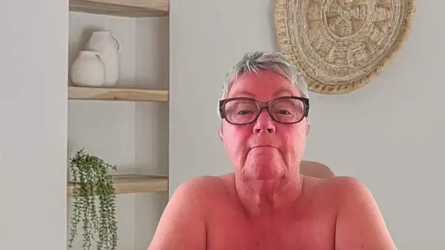 GrannyChrissy68 online show from June 8, 10:10 pm