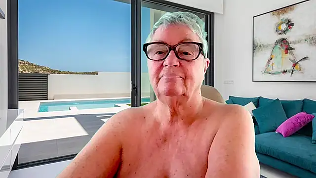 GrannyChrissy68 online show from June 14, 1:24 pm