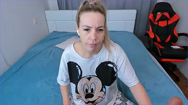 DreamGirl225 online show from October 22, 7:30 am