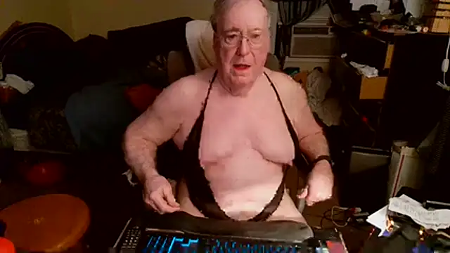 Snapshot of Toastir chatting on February 16, 1:57 am Toastir online show from February 16, 1:57 am