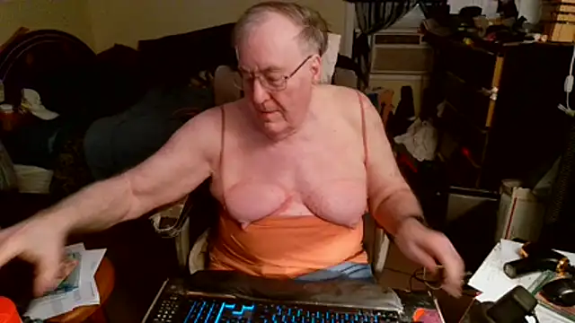 Snapshot of Toastir chatting on February 16, 9:44 pm Toastir online show from February 16, 9:44 pm