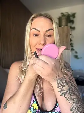 Snapshot of NastyMilf_ chatting on February 16, 9:27 am NastyMilf online show from February 16, 9:27 am