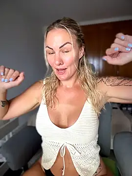 Snapshot of NastyMilf_ chatting on June 10, 8:35 am NastyMilf online show from June 10, 8:35 am