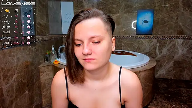 Snapshot of MelindaTin chatting on October 12, 2:21 am MelindaTin online show from October 12, 2:21 am