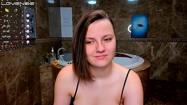 Snapshot of MelindaTin chatting on October 19, 12:11 am MelindaTin online show from October 19, 12:11 am