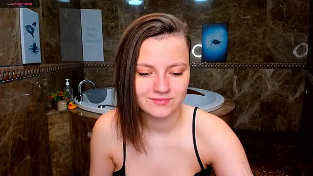 Snapshot of MelindaTin chatting on December 2, 1:33 am MelindaTin online show from December 2, 1:33 am