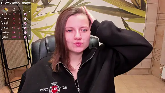 Snapshot of MelindaTin chatting on February 19, 1:12 am MelindaTin online show from February 19, 1:12 am