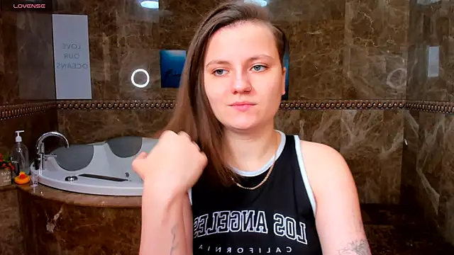 Snapshot of MelindaTin chatting on February 26, 7:40 am MelindaTin online show from February 26, 7:40 am