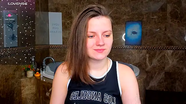 Snapshot of MelindaTin chatting on March 11, 12:49 am MelindaTin online show from March 11, 12:49 am