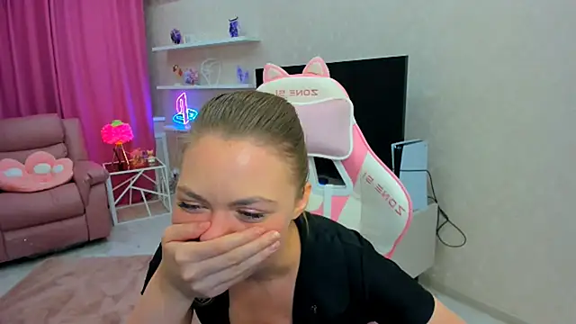 Strawberrye online show from October 9, 3:59 am