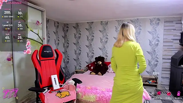 Snapshot of luxurydoll21 chatting on April 20, 9:34 am luxurydoll21 online show from April 20, 9:34 am