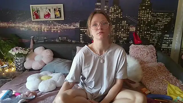 little-leni online show from March 10, 12:15 pm