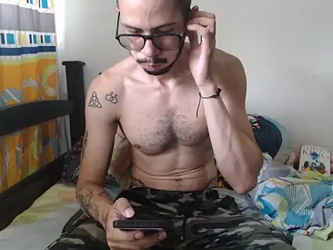 Snapshot of alisterxxx chatting on October 24, 2:35 pm alisterxxx online show from October 24, 2:35 pm