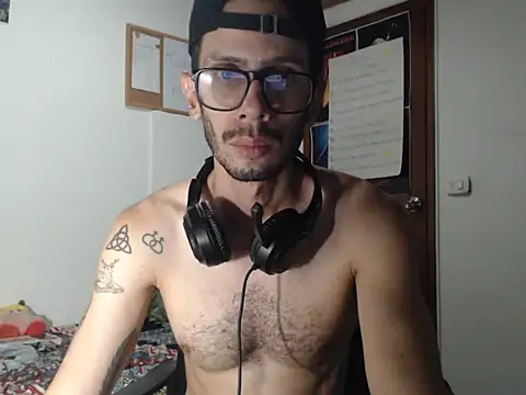 Snapshot of alisterxxx chatting on July 14, 2:05 am alisterxxx online show from July 14, 2:05 am