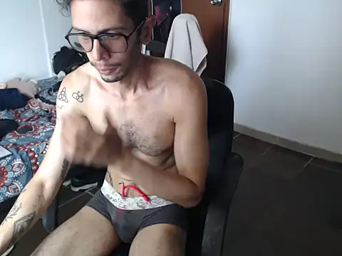 Snapshot of alisterxxx chatting on July 20, 1:13 pm alisterxxx online show from July 20, 1:13 pm