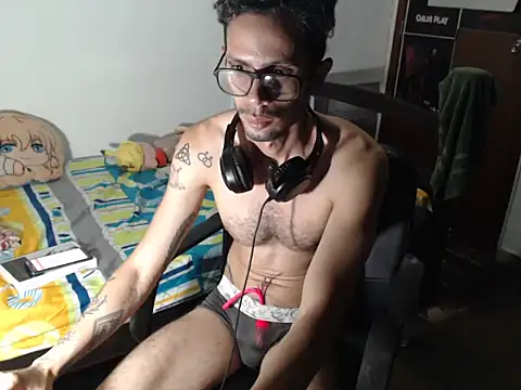 Snapshot of alisterxxx chatting on July 22, 2:58 am alisterxxx online show from July 22, 2:58 am