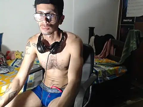 Snapshot of alisterxxx chatting on July 30, 2:54 am alisterxxx online show from July 30, 2:54 am
