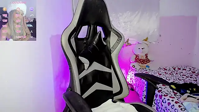 ninatiny online show from February 28, 9:47 am