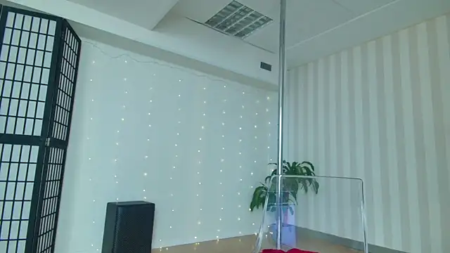 girl nextd00r online show from February 6, 1:10 pm