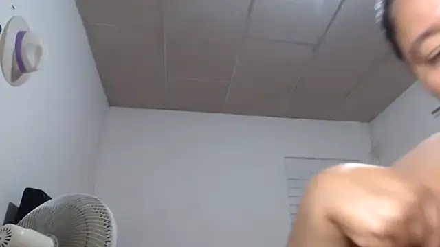 adrixxx38 online show from December 3, 1:13 am