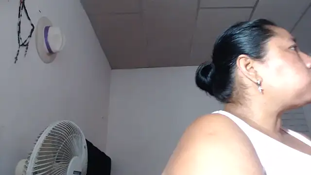 adrixxx38 online show from December 3, 1:42 pm