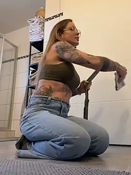 Etwas neugierig online show from February 11, 11:15 am