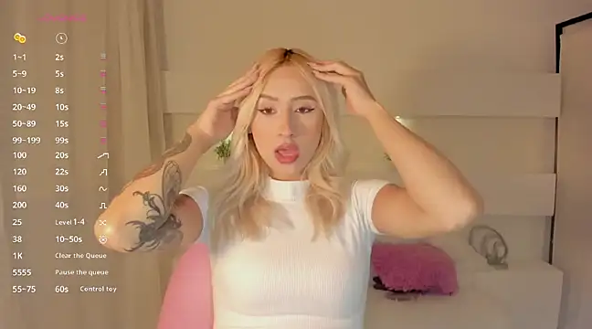 Snapshot of AshleyRoys chatting on January 14, 3:04 pm AshleyRoys online show from January 14, 3:04 pm