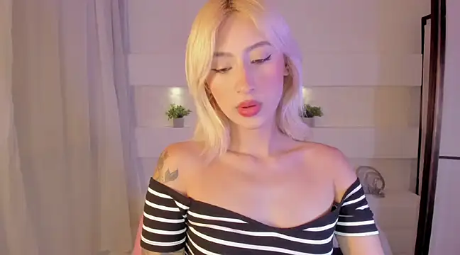 Snapshot of AshleyRoys chatting on February 6, 3:20 pm AshleyRoys online show from February 6, 3:20 pm