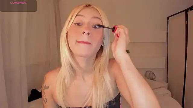 Snapshot of AshleyRoys chatting on March 14, 4:30 pm AshleyRoys online show from March 14, 4:30 pm