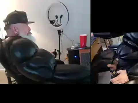 Snapshot of njdbear chatting on February 6, 9:06 pm njdbear online show from February 6, 9:06 pm