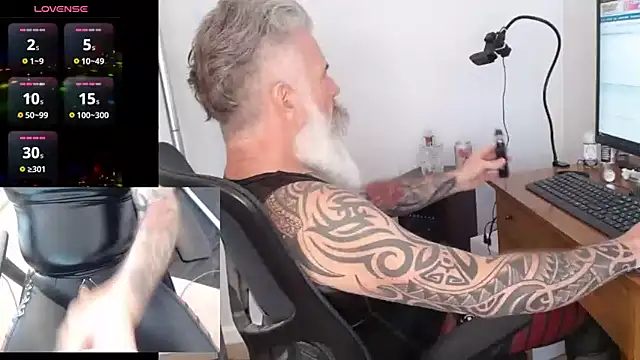 Snapshot of njdbear chatting on February 18, 8:36 pm njdbear online show from February 18, 8:36 pm