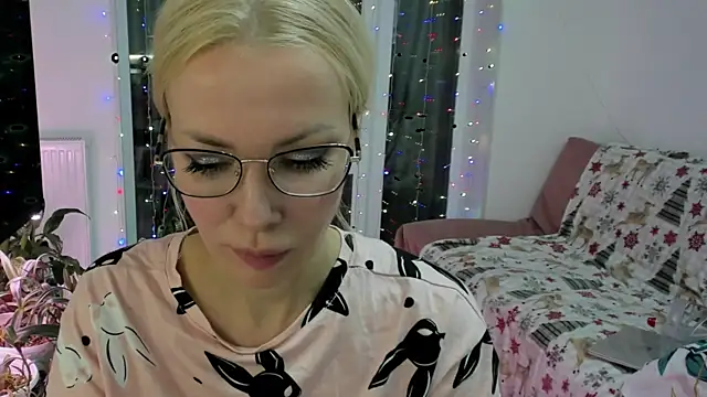 Snapshot of BowToYourWeakness chatting on December 28, 6:40 pm BowToYourWeakness online show from December 28, 6:40 pm