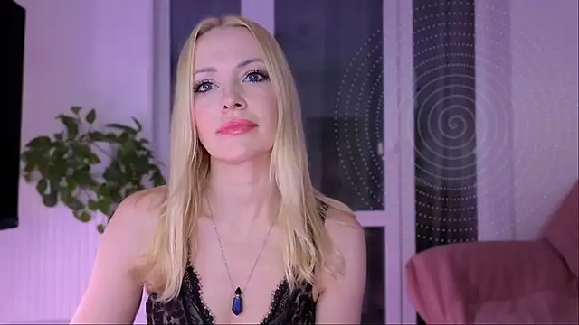 Snapshot of BowToYourWeakness chatting on December 5, 7:21 pm BowToYourWeakness online show from December 5, 7:21 pm