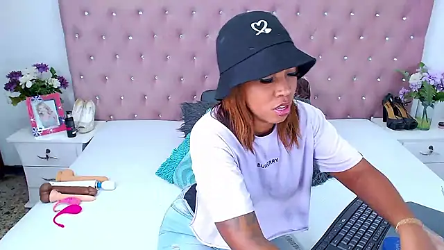 CharlotteWilliams online show from December 3, 12:46 am