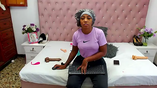 CharlotteWilliams online show from December 5, 2:20 am