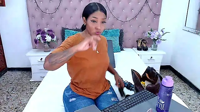 CharlotteWilliams online show from January 28, 3:25 am