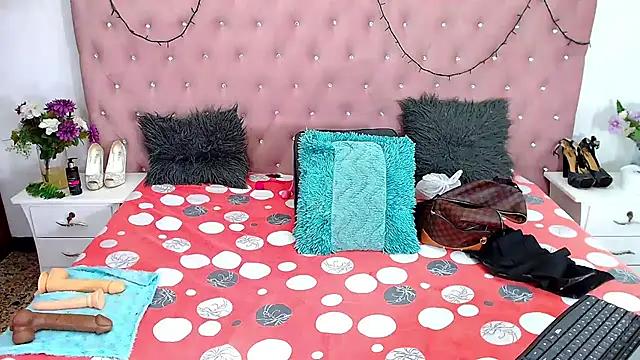 CharlotteWilliams online show from February 22, 2:30 pm