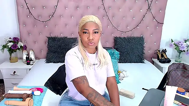 CharlotteWilliams online show from March 11, 8:09 pm