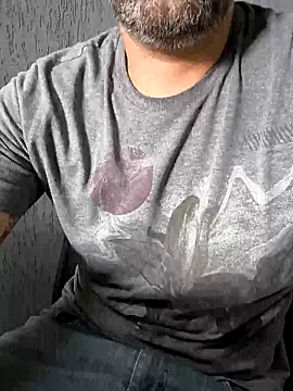 Snapshot of Leo_Big chatting on December 10, 5:33 pm Leo Big online show from December 10, 5:33 pm