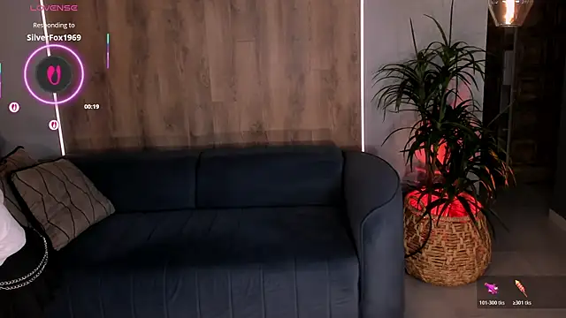 Snapshot of DannieSmith1 chatting on April 11, 9:19 pm DannieSmith1 online show from April 11, 9:19 pm