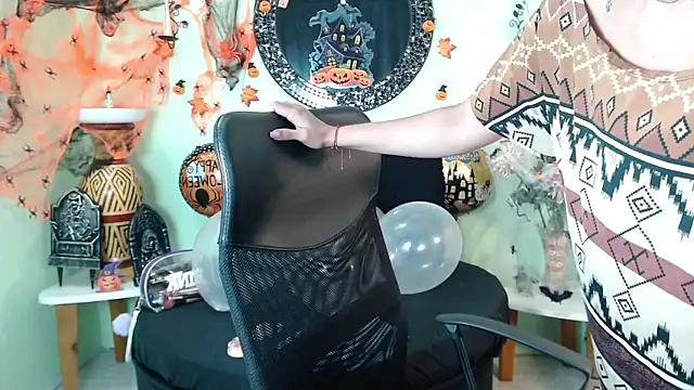 Snapshot of DestinyHills chatting on October 21, 12:17 pm DestinyHills online show from October 21, 12:17 pm