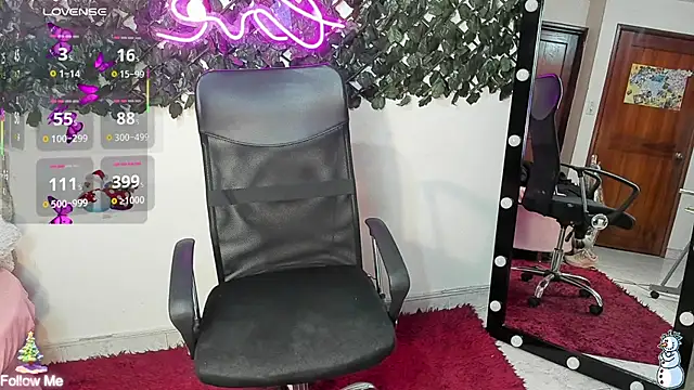 Snapshot of DestinyHills chatting on December 1, 12:10 pm DestinyHills online show from December 1, 12:10 pm