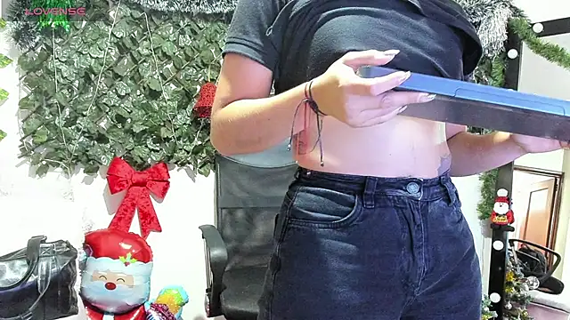 Snapshot of DestinyHills chatting on December 5, 12:03 pm DestinyHills online show from December 5, 12:03 pm