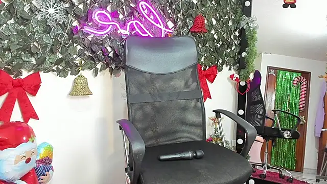 Snapshot of DestinyHills chatting on December 18, 3:18 pm DestinyHills online show from December 18, 3:18 pm