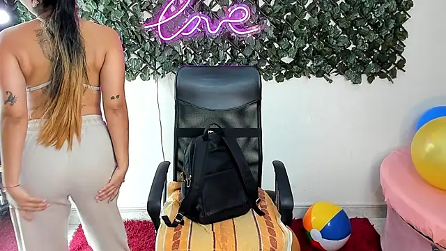 DestinyHills online show from June 19, 11:47 am