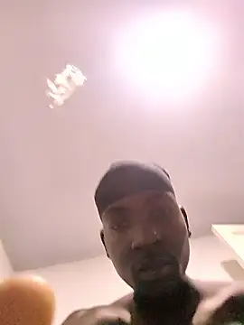 Snapshot of Jheronn28 chatting on March 4, 4:07 am Jheronn28 online show from March 4, 4:07 am