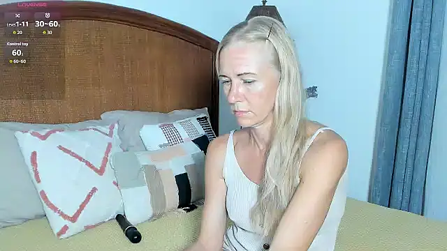 Snapshot of Christine_35 chatting on February 28, 11:11 am Christine 35 online show from February 28, 11:11 am